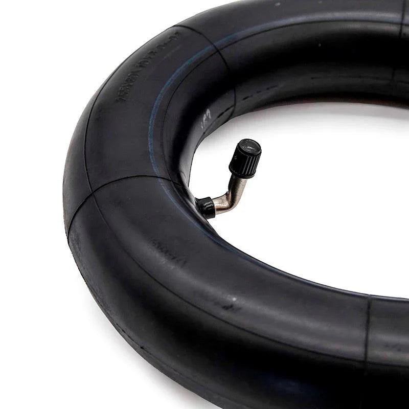 Black Cat premium zračnica 10x2.5 s ventilom 90x90 za električni romobil – detalj proizvoda – prednja strana